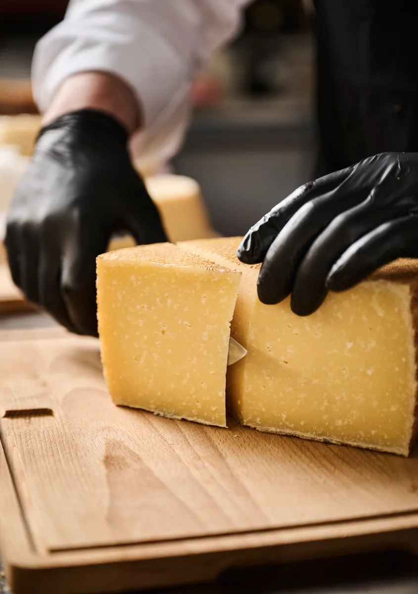 Parmesan deles for hånd